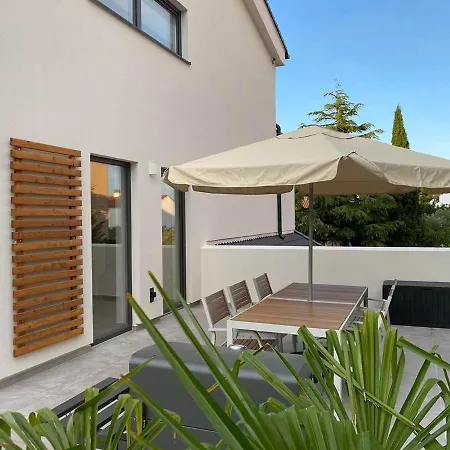 Admiring Holiday In With Private Bubble Bath פרמנטורה