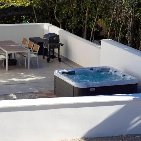 Admiring Holiday In With Private Bubble Bath פרמנטורה